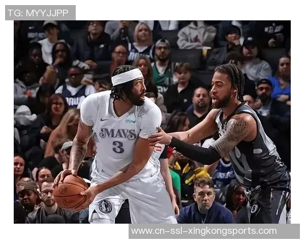 雄鹿与独行侠激战正酣球场上演精彩对决引发球迷热议